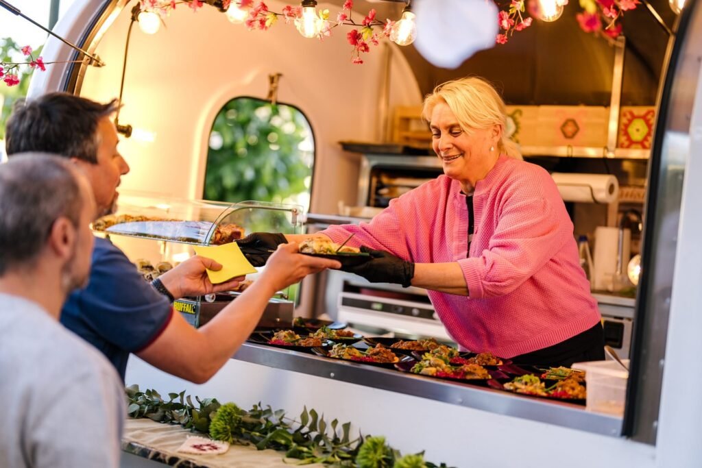 Service au foodtruck ZVRK lors d’un événement à Bruxelles