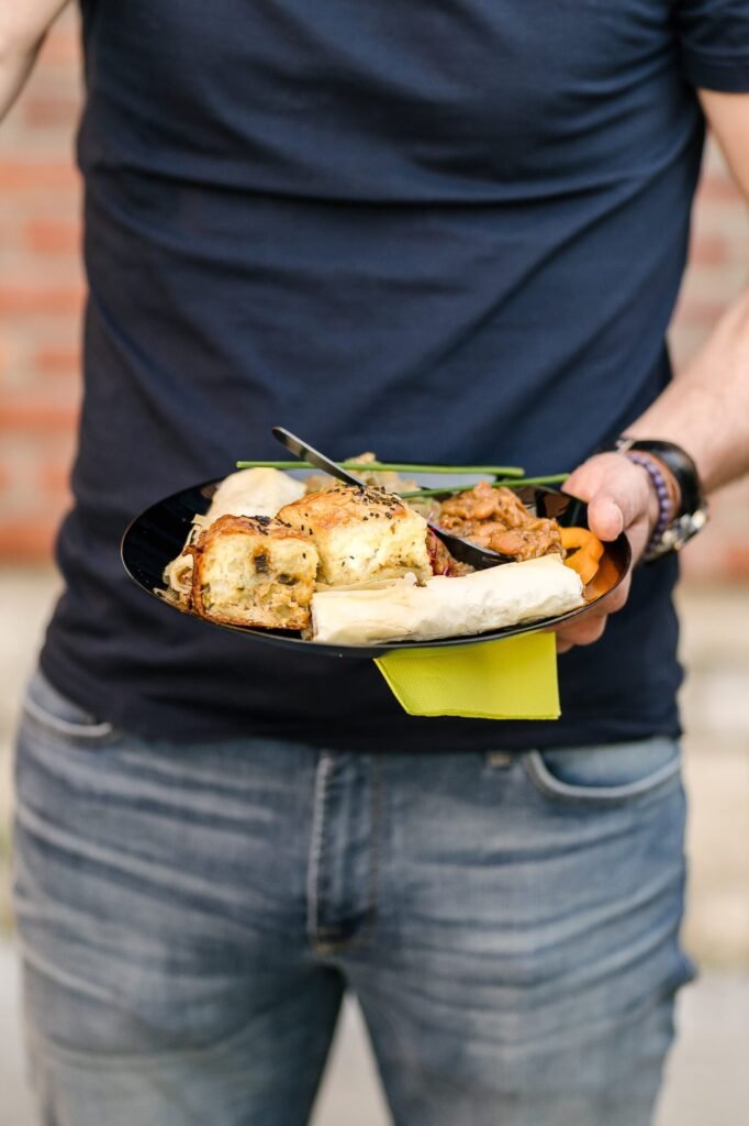 Assiette de spécialités serbes servie par le traiteur ZVRK