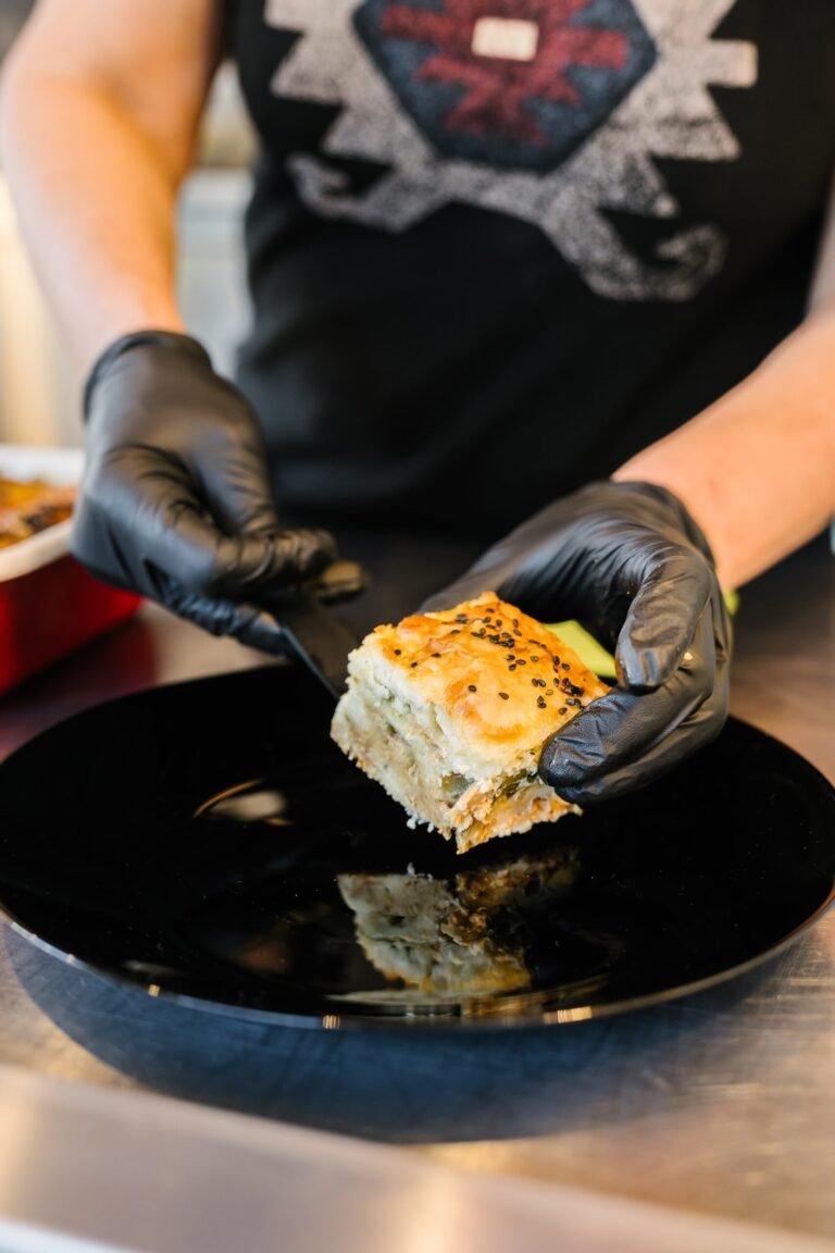 Pâtisserie salée serbe faite main, découpée à la commande