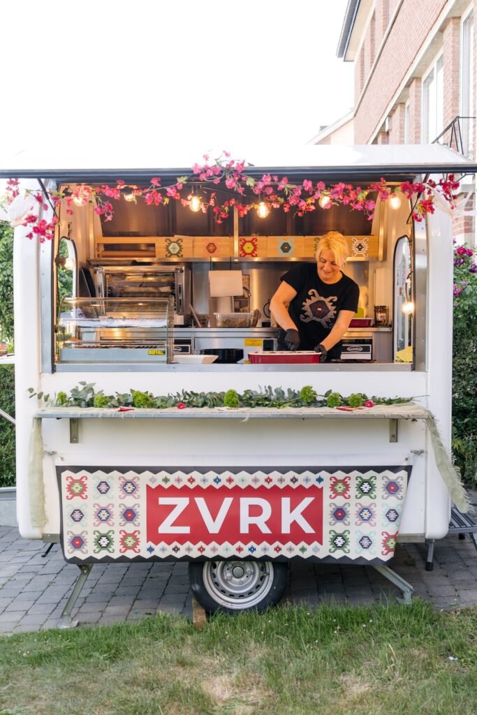 Foodtruck ZVRK avec sa cuisine ouverte, location de foodtruck à Bruxelles