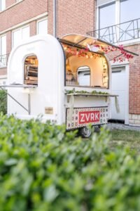 Foodtruck ZVRK vu de côté, décor kilim