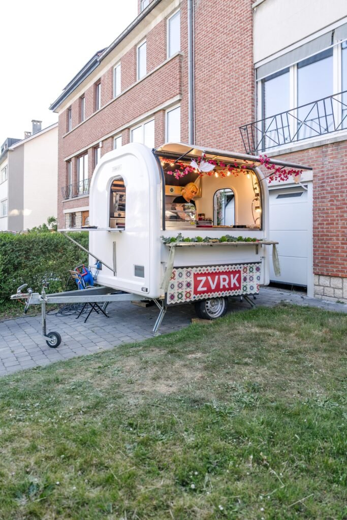 Foodtruck ZVRK, comptoir et guirlandes