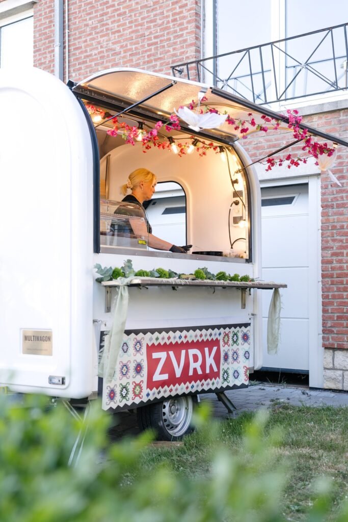 Foodtruck ZVRK, extérieur et enseigne